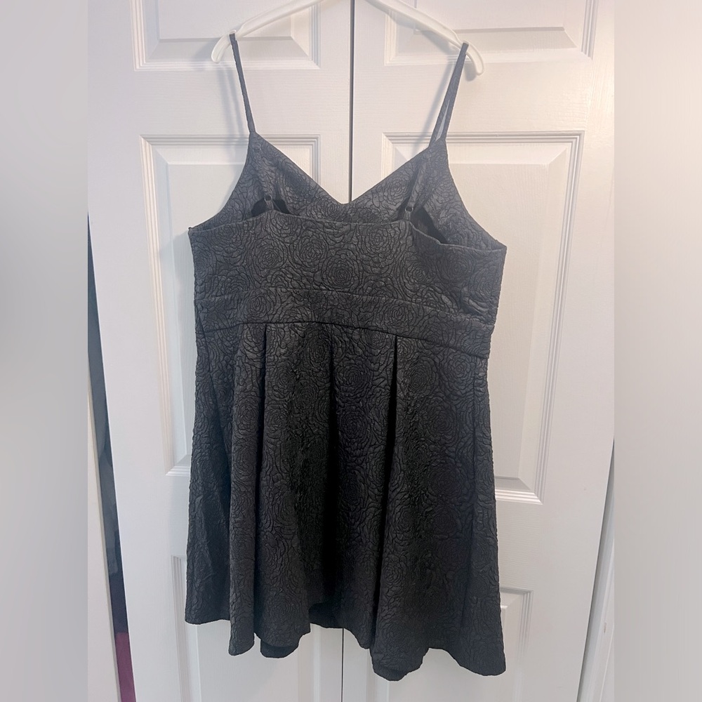 Embossed black dress - Picture 4 of 5